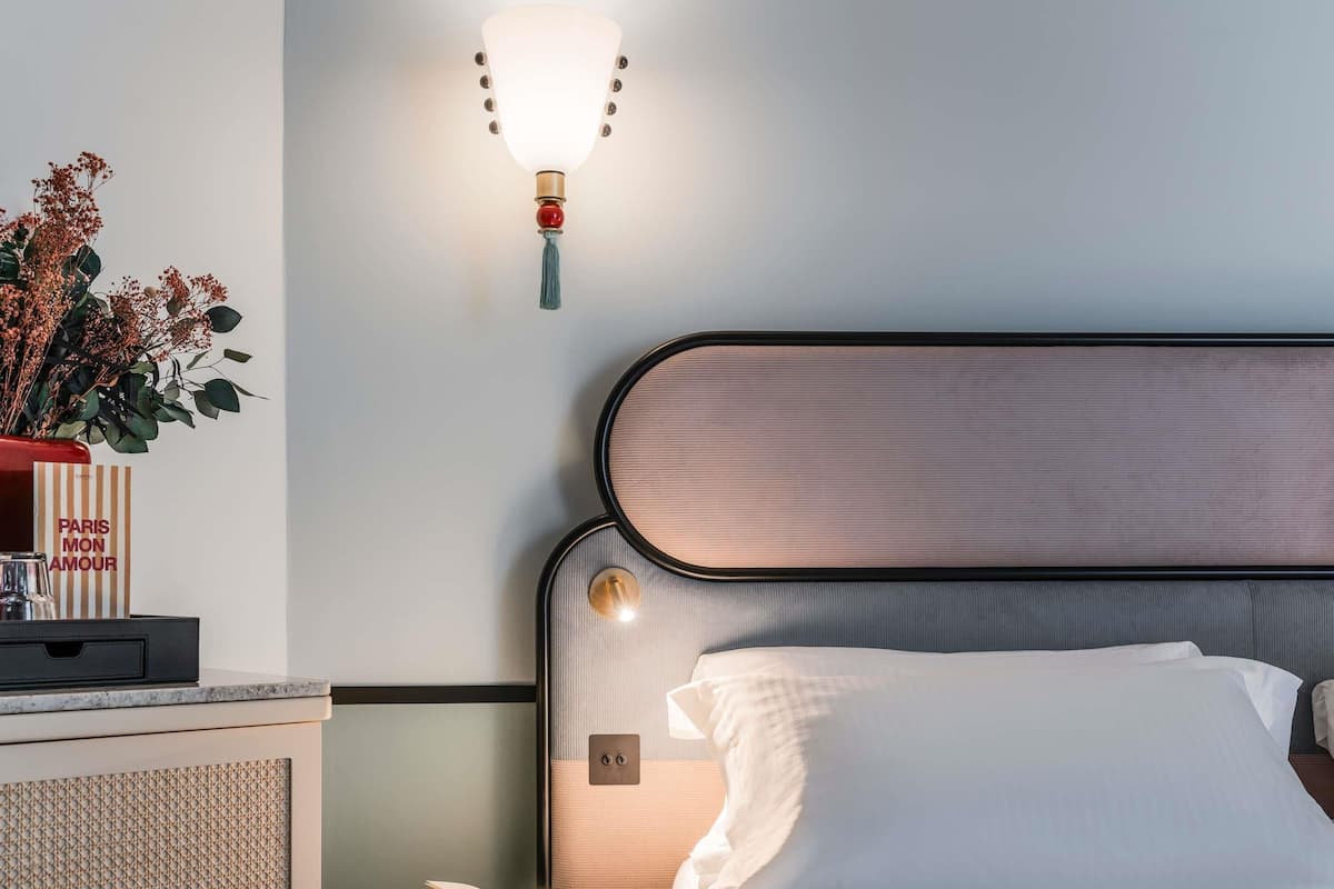 Habitación Deluxe, 1 cama matrimonial y sofá cama, con acceso para personas discapacitadas | Caja de seguridad en la habitación y escritorio