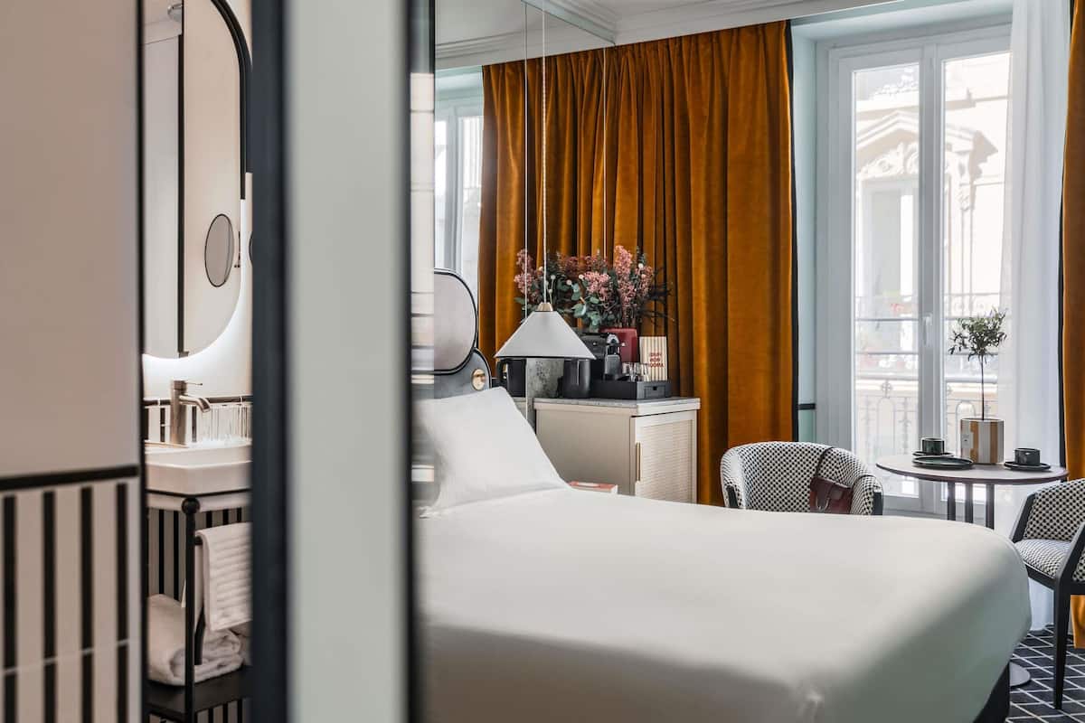 Deluxe Room, 1 King Bed | In-room safe, desk, soundproofing, iron/ironing board