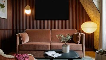 Een kluis op de kamer, een bureau, een laptopwerkplek