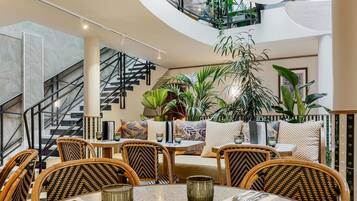 Petit déjeuner buffet (22 EUR par personne)