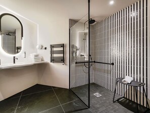 Quarto superior, 2 camas de solteiro | Banheiro | Chuveiro, chuveiro com efeito de chuva