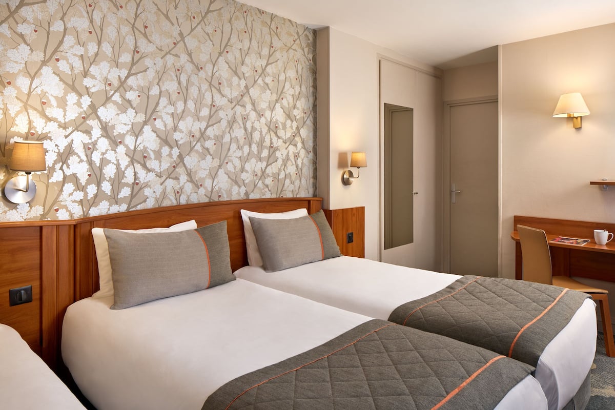 Triple Room | Desk, iron/ironing board, free cots/infant beds, free WiFi