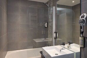 Amenidades de baño ecológicas, secadora de cabello, toallas 