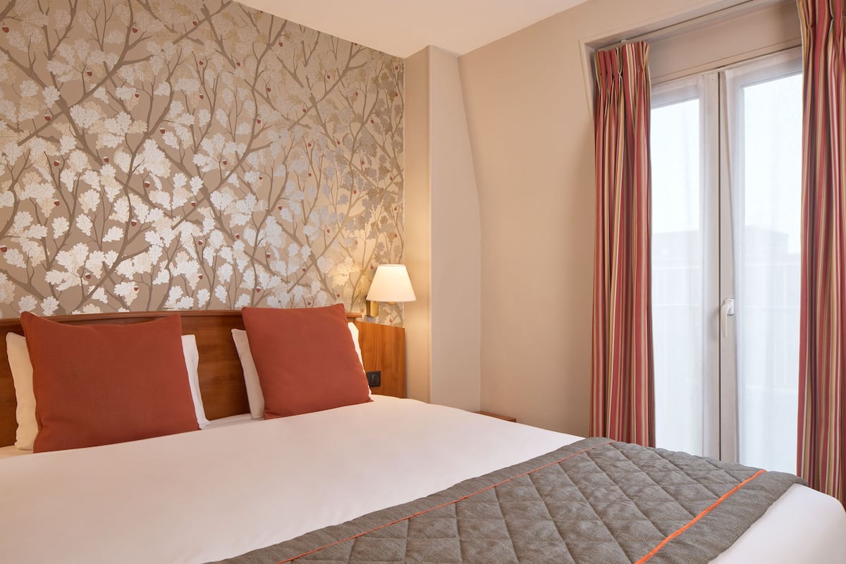 Comfort Room | Desk, iron/ironing board, free cots/infant beds, free WiFi