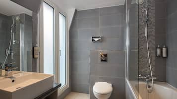Comfort Room | Desk, iron/ironing board, free cots/infant beds, free WiFi