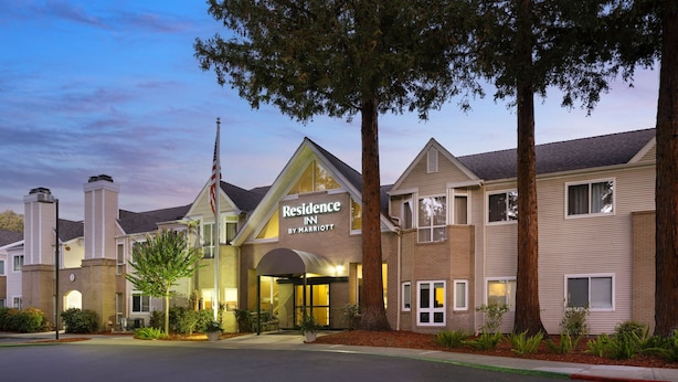 Un hôtel doté d’une entrée imposante, de grandes fenêtres et d’une enseigne indiquant qu’il s’agit d’un Marriott Residence Inn.