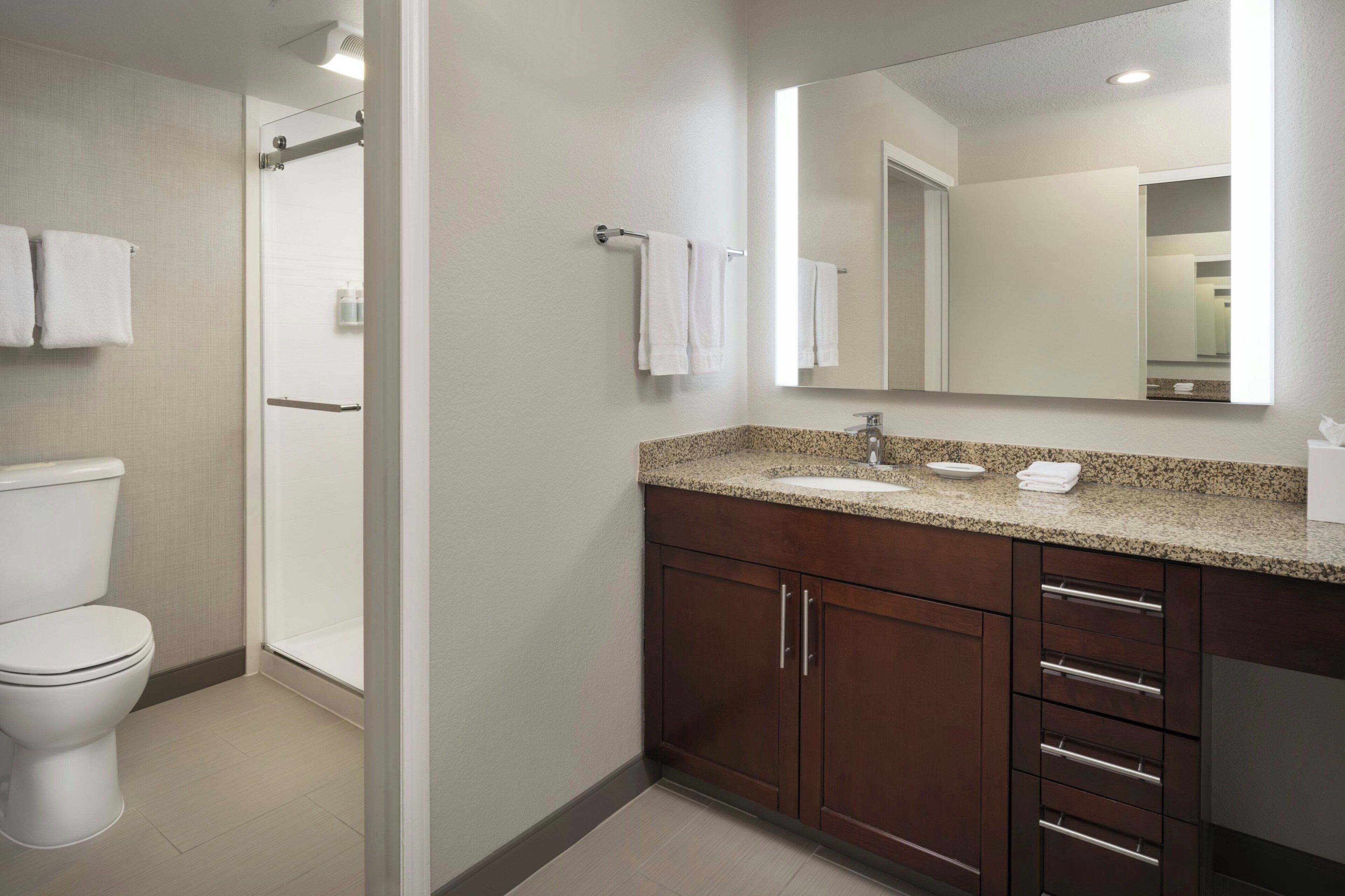 combined shower/bathtub, eco-friendly toiletries, hair dryer, towels