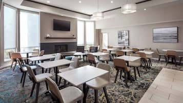 Esmorzar diari d'estil bufet gratuït