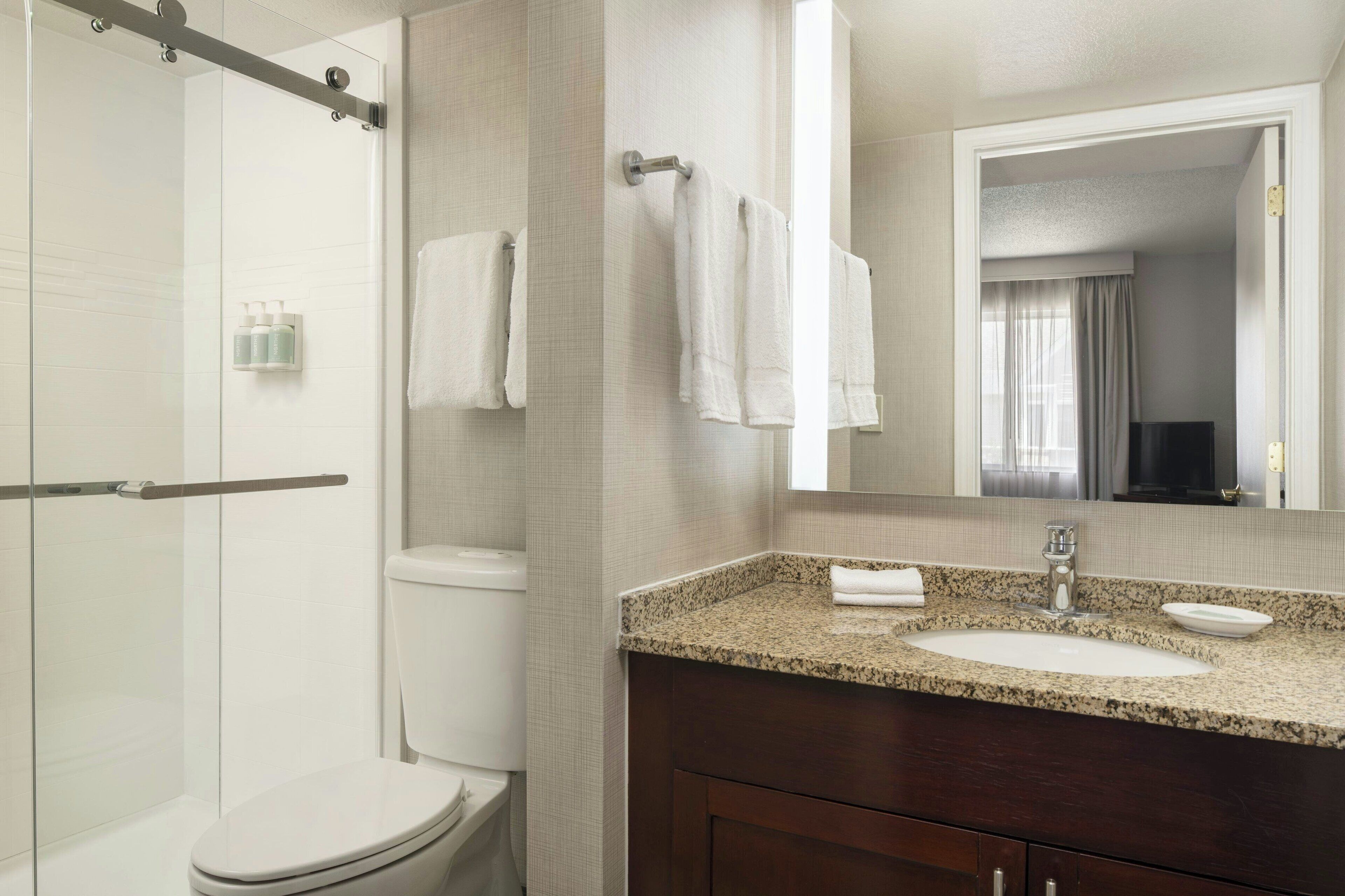 suite, 2 bedrooms | bathroom | combined shower/bathtub, eco-friendly toiletries, hair dryer, towels