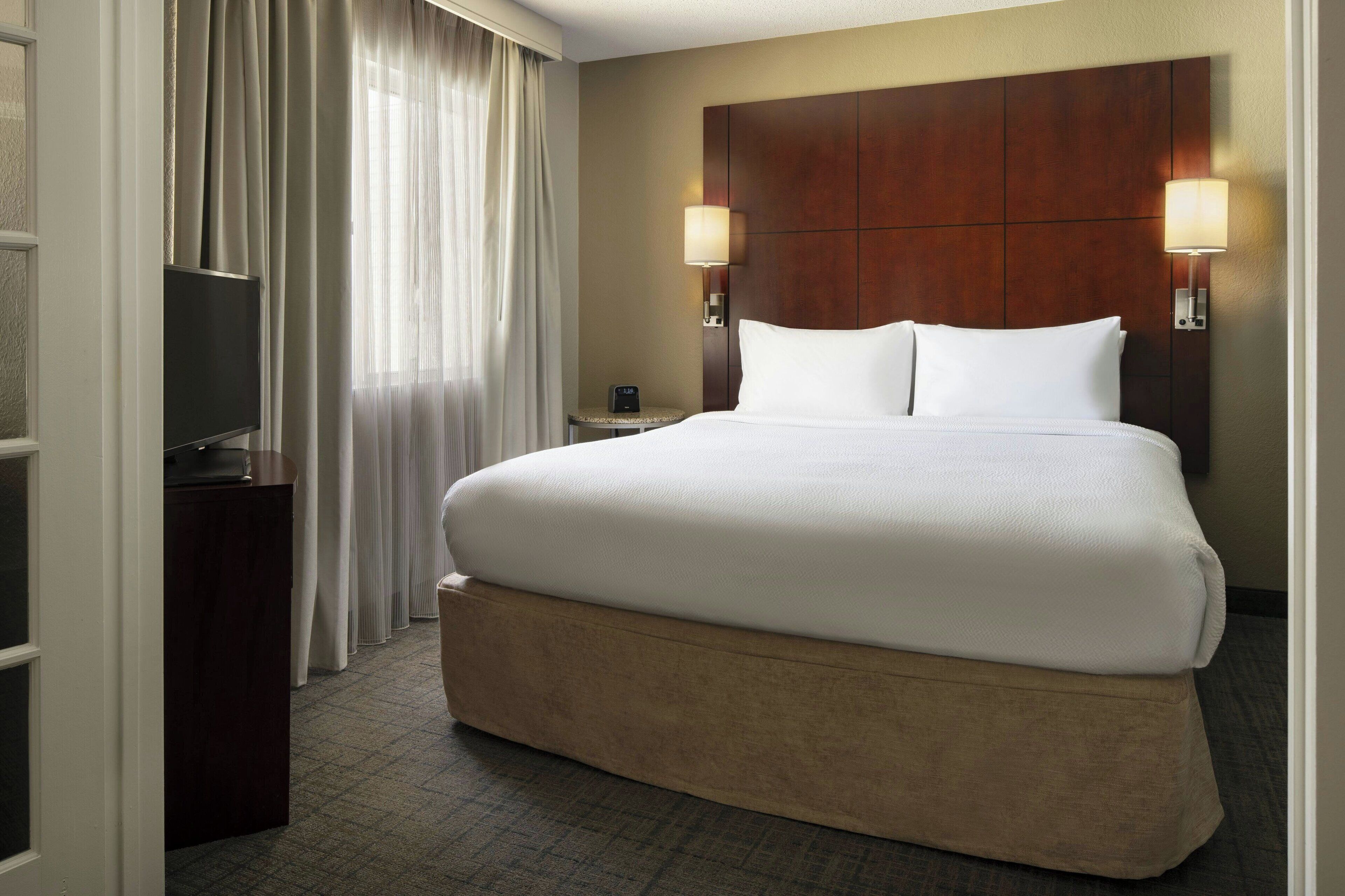 suite, 2 bedrooms | 1 bedroom, desk, iron/ironing board, free cots/infant beds