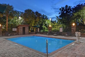 Piscina externa, espreguiçadeiras