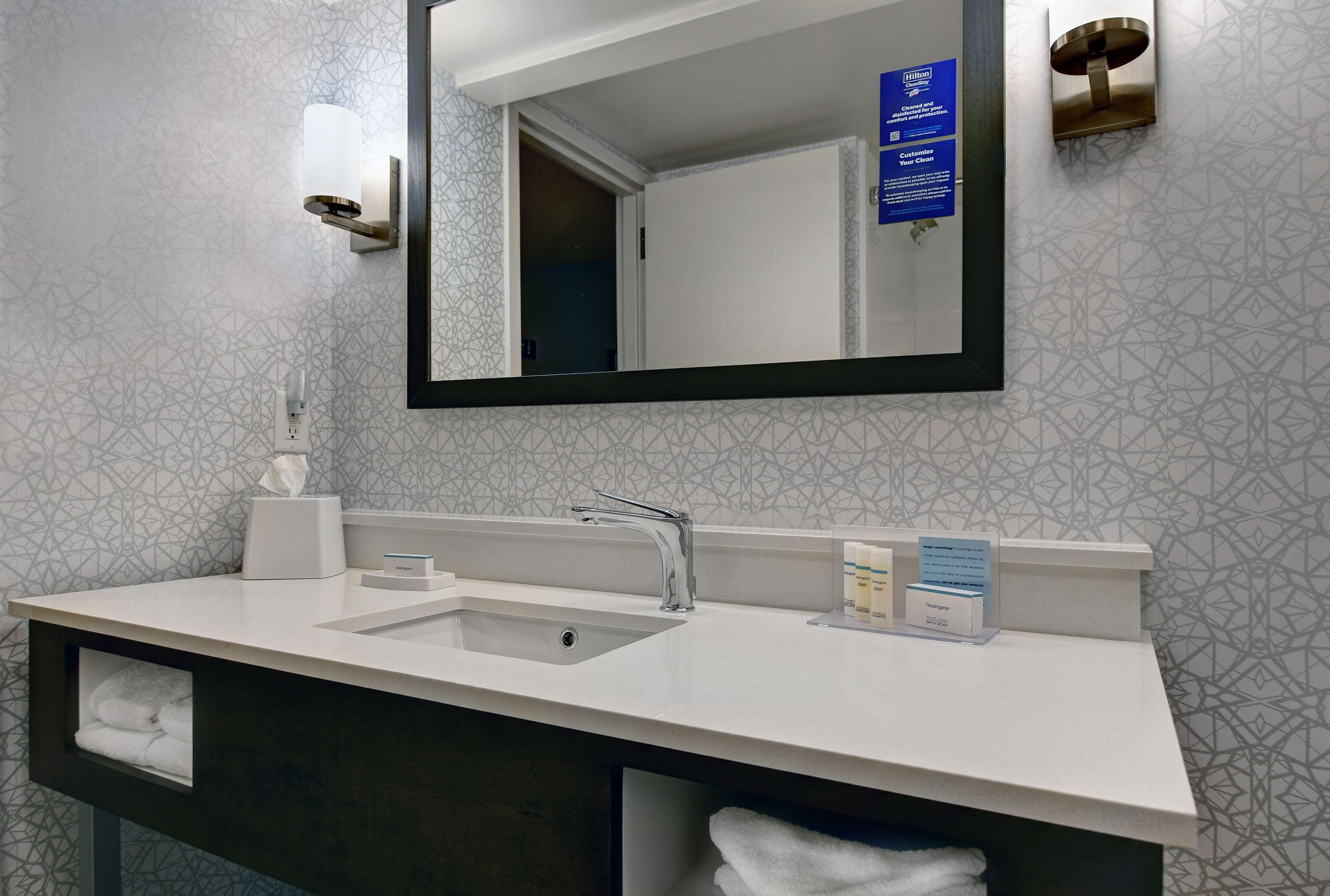 combined shower/bathtub, free toiletries, hair dryer, towels