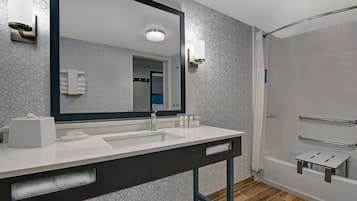 Quarto, 1 cama Queen, acessível, para não fumantes | Banheiro | Chuveiro/banheira combinados, produtos de toalete grátis