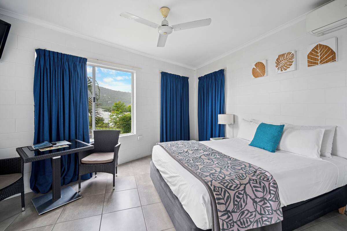 Suite, 1 kamar tidur | Setrika/meja setrika, Wi-Fi gratis, jam alarm, dan seprai linen