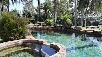 2 buitenzwembaden en ligstoelen