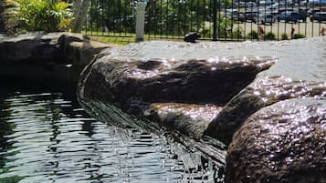 2 buitenzwembaden en ligstoelen