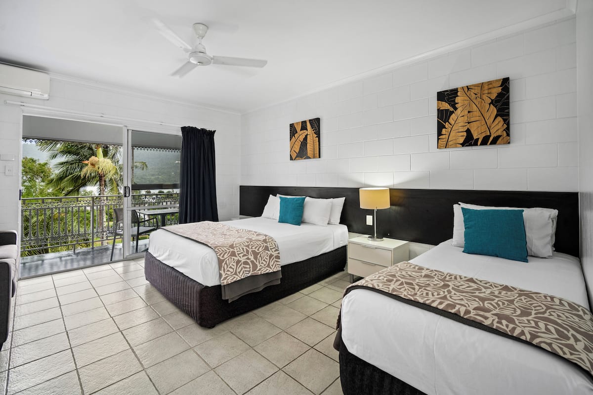 Queen Room with Single and Balcony and Bayview | 1 bedroom, iron/ironing board, free WiFi, bed sheets