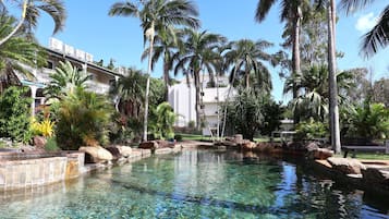 2 buitenzwembaden en ligstoelen