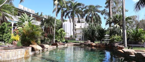 2 piscinas al aire libre, sillones reclinables de piscina