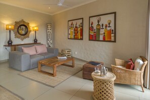 Suite – club | Sengetøy av topp kvalitet, minibar (inkludert) og safe på rommet