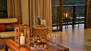 Club Room | Premium bedding, free minibar, in-room safe, desk