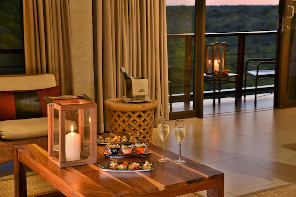 Club Room | Premium bedding, free minibar, in-room safe, desk