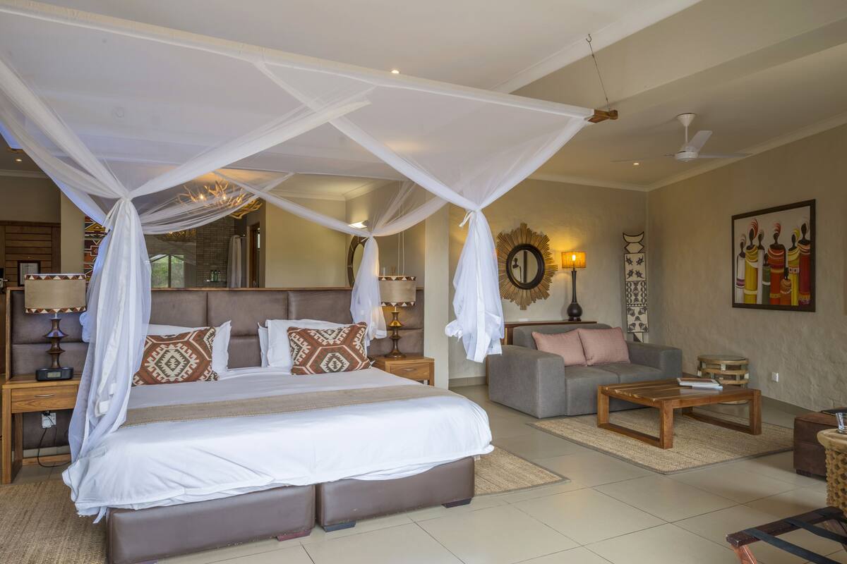 Club Suite | Premium bedding, minibar (free items), in-room safe, desk