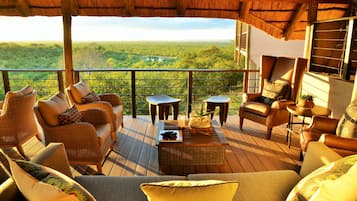 Coin salon dans le hall