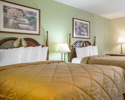 Ropa de cama de alta calidad, colchones con pillow-top y escritorio