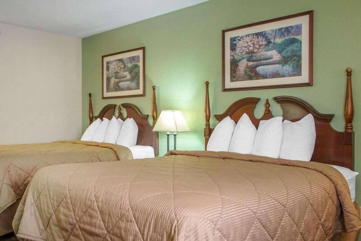 Roupas de cama premium, camas com colchões pillow-top, escrivaninha