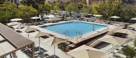 Piscina a l'aire lliure, para-sols i gandules