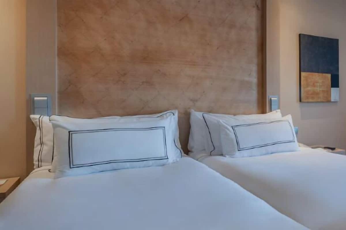 Ropa de cama de alta calidad y minibar