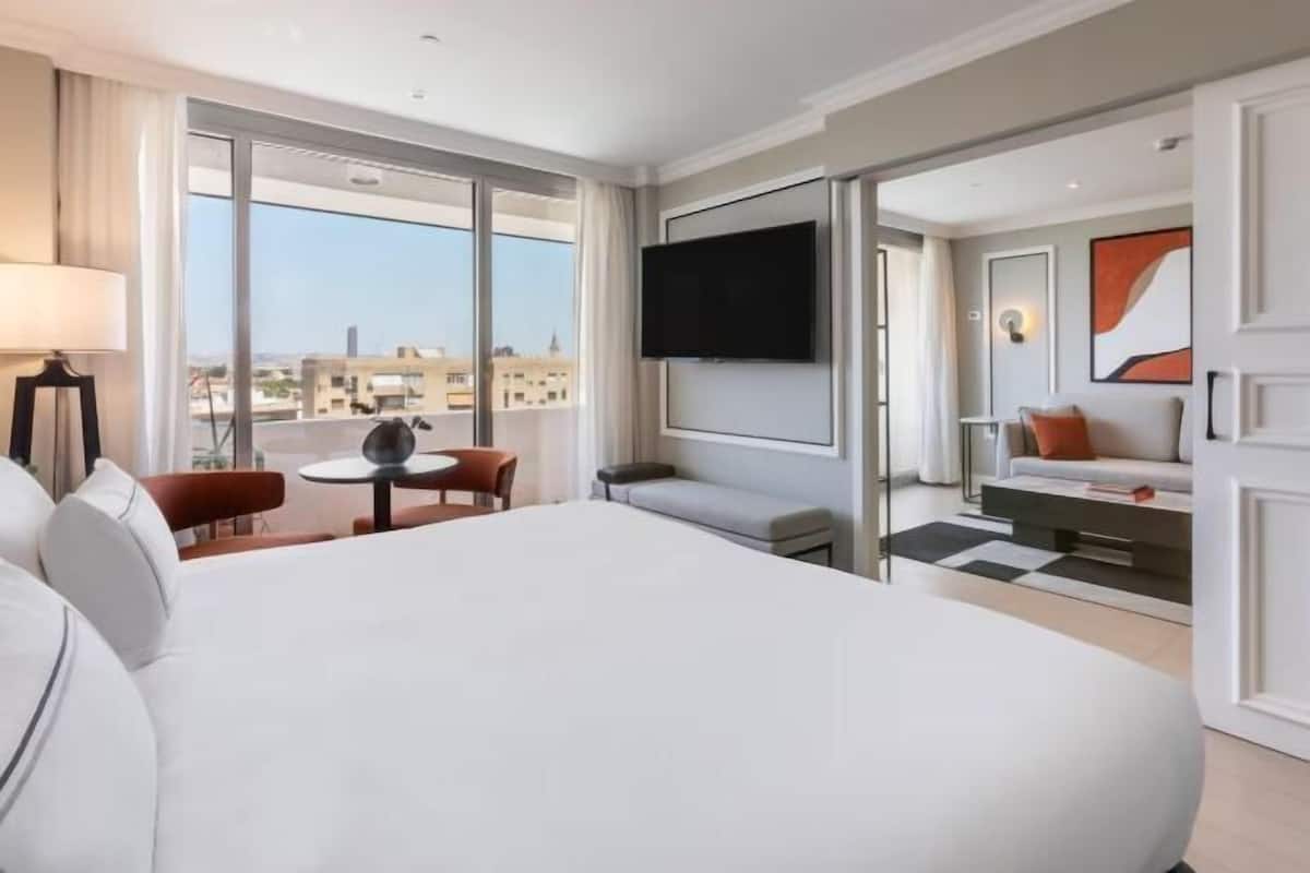 1 bedroom, premium bedding, minibar, in-room safe