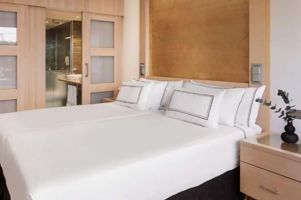 1 bedroom, premium bedding, minibar, in-room safe