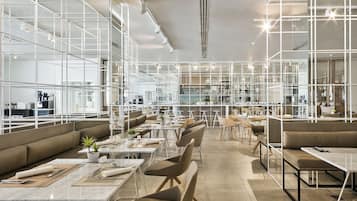 2 restaurantes; se sirve desayuno, almuerzo y cena; cocina mediterránea