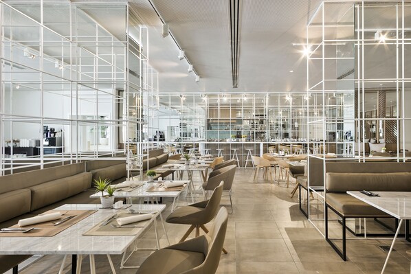 2 restaurants, breakfast, lunch, dinner served; Mediterranean cuisine - Melia Sevilla (Seville)