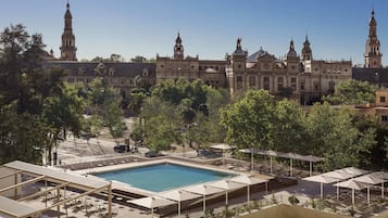 Outdoor pool, pool umbrellas, sun loungers