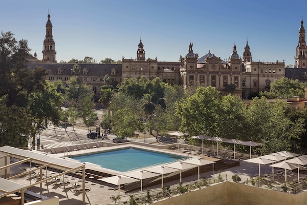 Outdoor pool, pool umbrellas, sun loungers