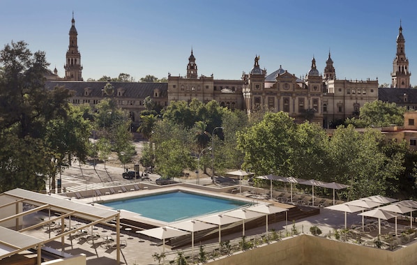 Outdoor pool, pool umbrellas, sun loungers