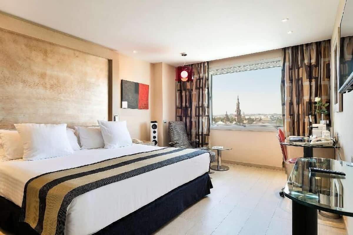 Luxe beddengoed, een minibar, een kluis op de kamer, een bureau