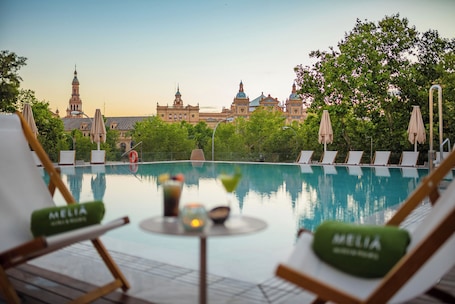 Outdoor pool, pool umbrellas, pool loungers. Melia Sevilla