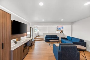 Quarto standard, 1 cama Queen e sofá-cama, para não fumantes | Cofres nos quartos, escrivaninha, espaço de trabalho para notebook