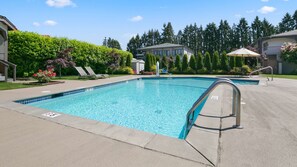 Outdoor pool - Clarion Pointe Mount Vernon - Burlington (Mount Vernon)