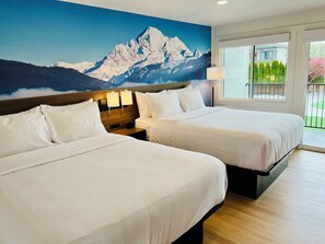 خزنة داخل الغرفة ومكتب ومساحة عمل للكمبيوتر المحمول ومكواة/لوح كي