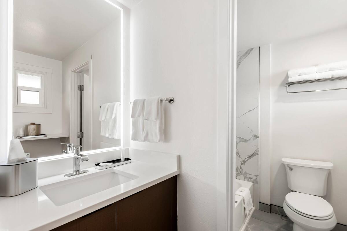 Standard Room, 1 Queen Bed with Sofa bed, Non Smoking | In-room safe, desk, laptop workspace, iron/ironing board