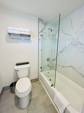 Combined shower/tub, free toiletries, hair dryer, towels