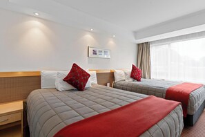 Rom – superior, 1 queensize-seng | Safe på rommet, skrivebord, blendingsgardiner og strykejern/-brett