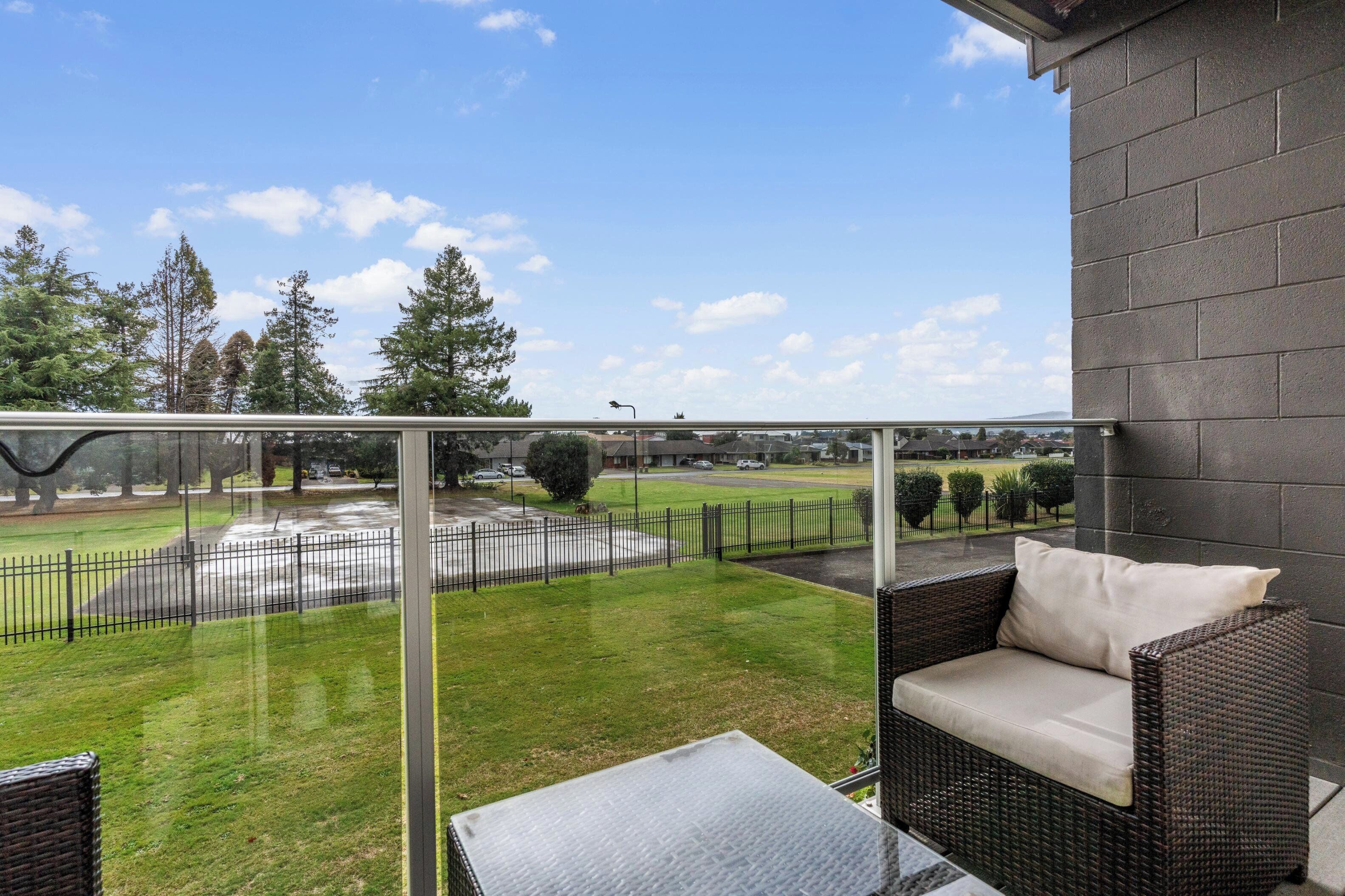 セーフティボックス (室内)、デスク、遮光カーテン、アイロン / アイロン台