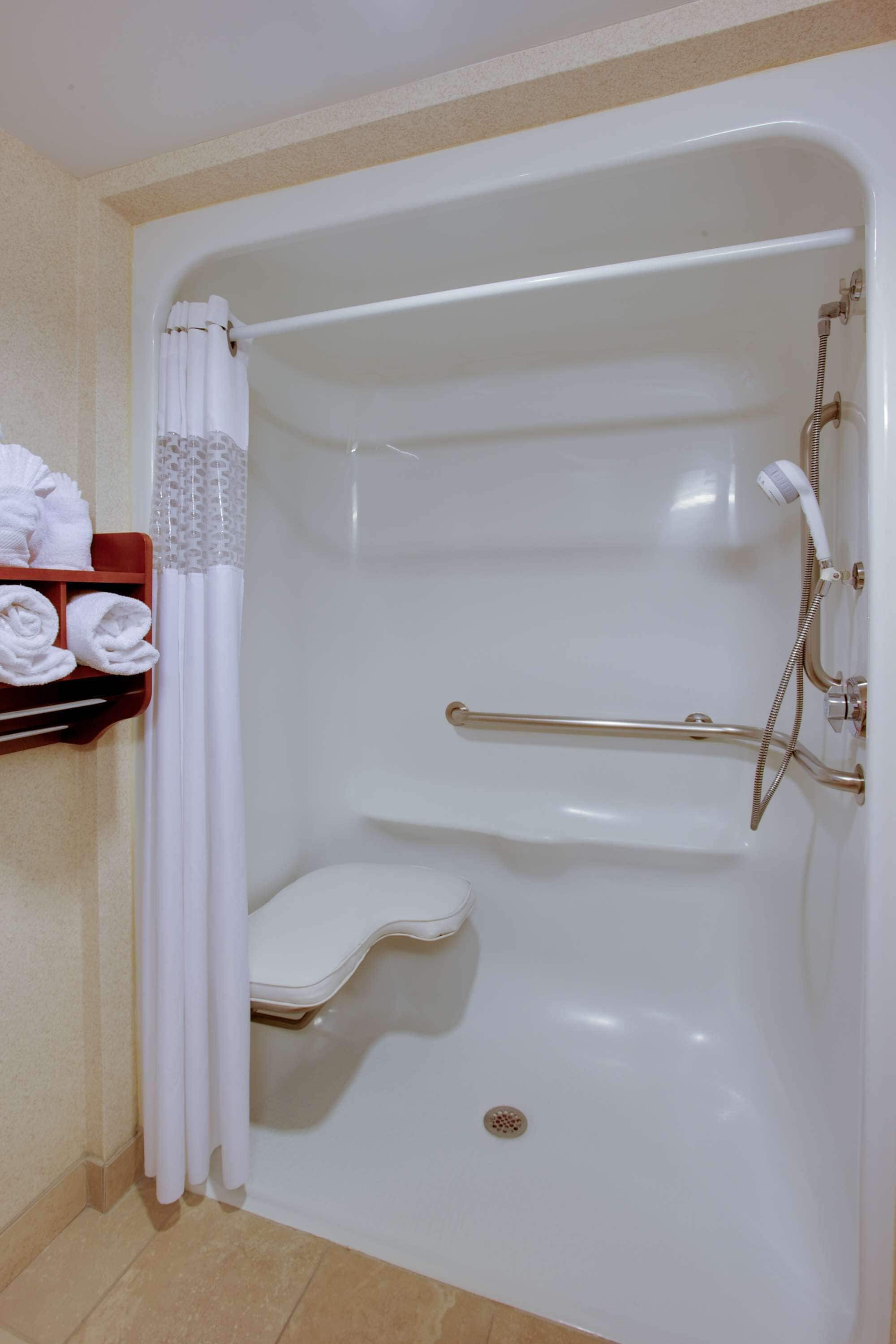combined shower/bathtub, hair dryer, towels