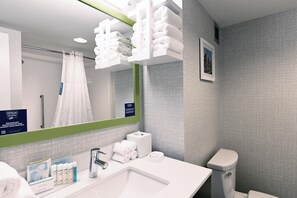Chambre classique, 2 grands lits | Salle de bain | Ensemble baignoire-douche, séchoir à cheveux, serviettes fournies